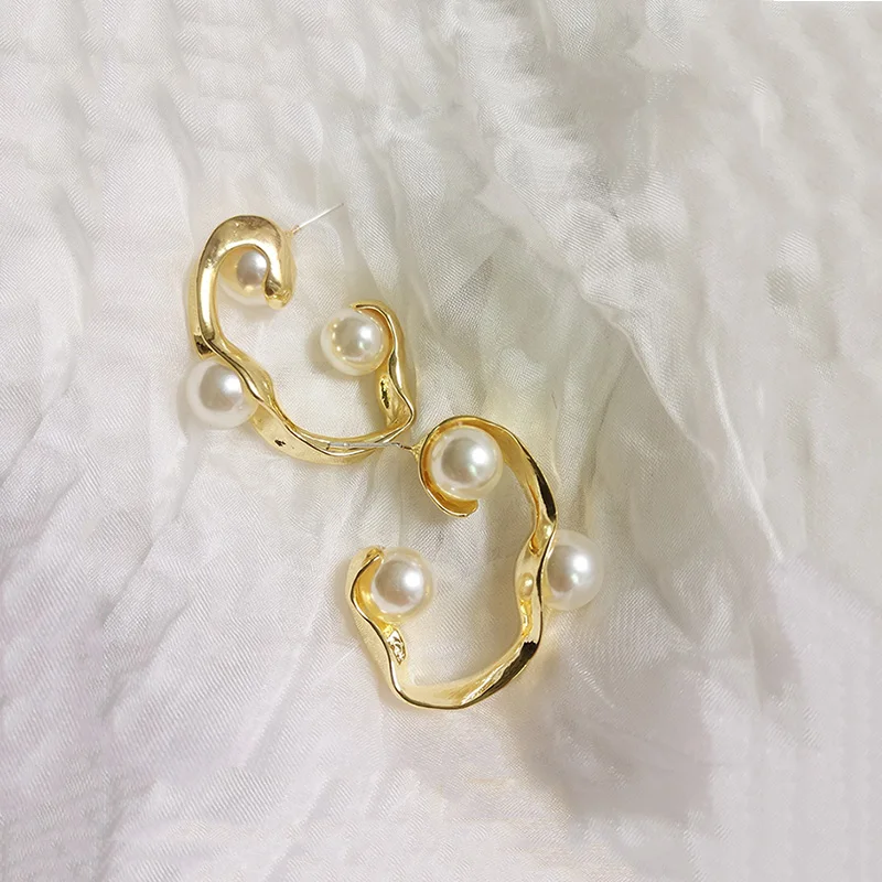 WTLTC Metal Big Three Pearls Hoop Earrings for Women Modern Designer Waved Hoops Earrings Statement Geometric Irregular Earrings
WTLTC Metal Big Three Pearls Hoop Earrings for Women Modern Designer Waved Hoops Earrings Statement Geometric Irregular Earrings