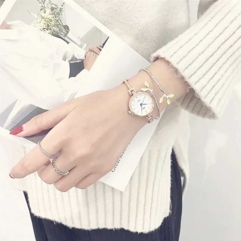 Luxury Fashion Gold Women Watches Qualities Diamond Ladies Bracelet Watch Simple Blue Pointer Silver Female Quartz Wristwatches
Luxury Fashion Gold Women Watches Qualities Diamond Ladies Bracelet Watch Simple Blue Pointer Silver Female Quartz Wristwatches