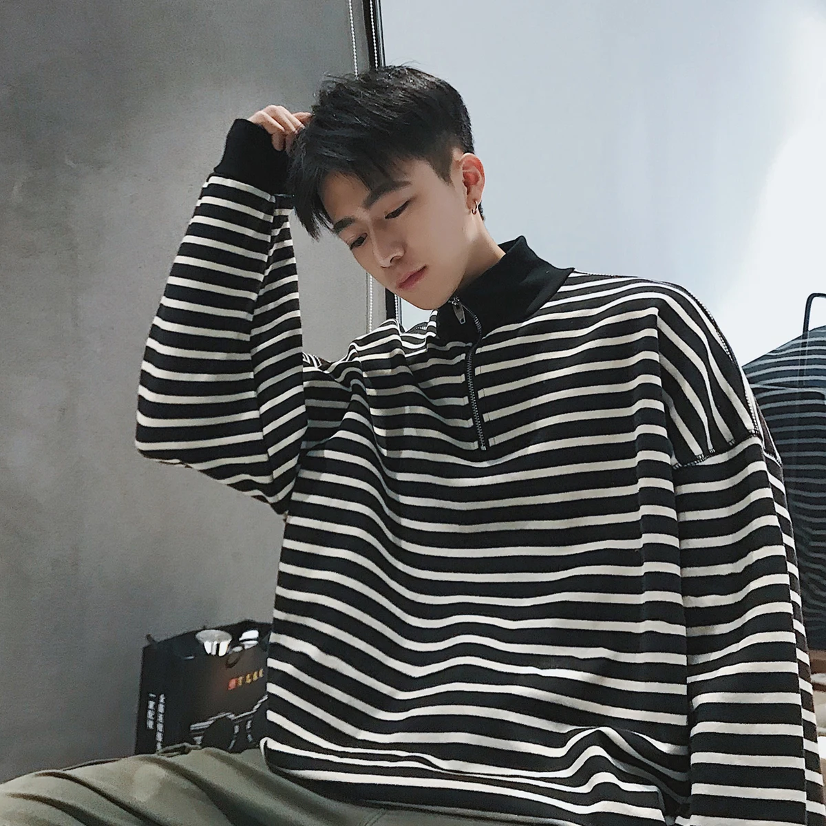 2018 Korean Autumn New Men's Fashion Tide Stand Collar Stripe Pullovers Loose Casual Black/White Color Hooides Sweatshirts M-XL
2018 Korean Autumn New Men's Fashion Tide Stand Collar Stripe Pullovers Loose Casual Black/White Color Hooides Sweatshirts M-XL
