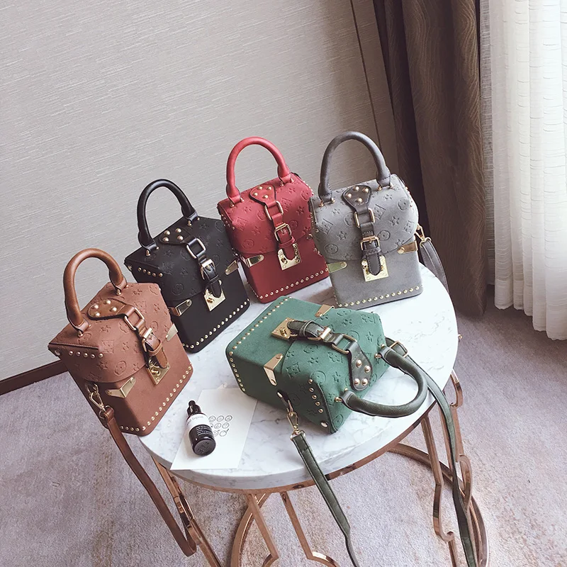 Retro Women Box Messenger Bag Popular Fashion Handbag Rivet Style Young Girls Bag Drop Shipping Sanding leather Designer Bolso
Retro Women Box Messenger Bag Popular Fashion Handbag Rivet Style Young Girls Bag Drop Shipping Sanding leather Designer Bolso