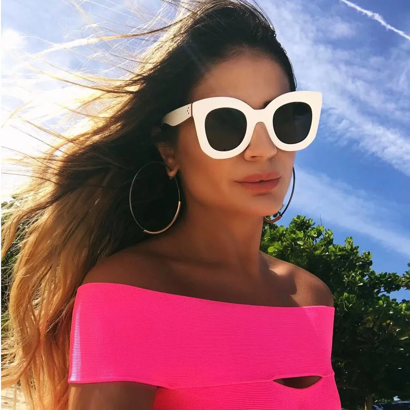2017 Cat Eye Sunglasses Women Luxury Brand Designer Vintage Sun glasses Female Rivet Big Frame Shades lunette de soleil femme
2017 Cat Eye Sunglasses Women Luxury Brand Designer Vintage Sun glasses Female Rivet Big Frame Shades lunette de soleil femme