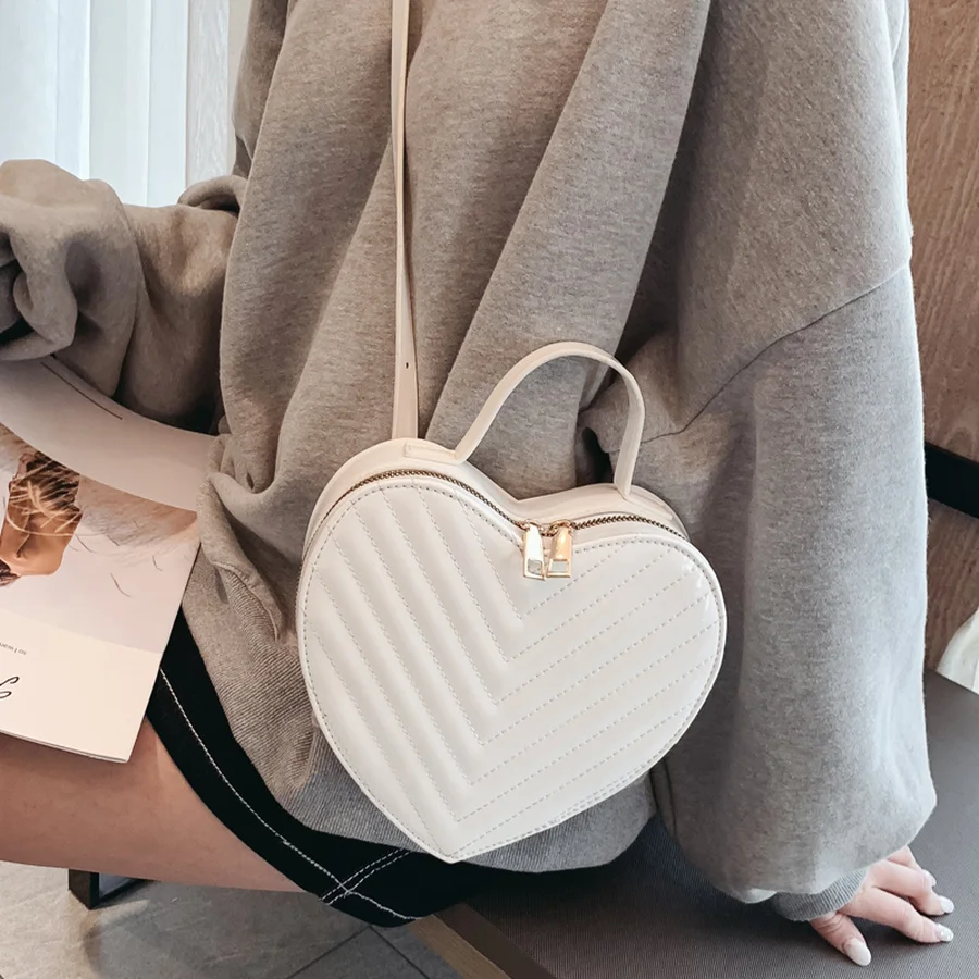 Fashion Heart Shape Patent Leather Striped Female Shoulder Bag Women Handbag Purse Flap Ladies Crossbody Messenger Bag Bolsa INS
Fashion Heart Shape Patent Leather Striped Female Shoulder Bag Women Handbag Purse Flap Ladies Crossbody Messenger Bag Bolsa INS