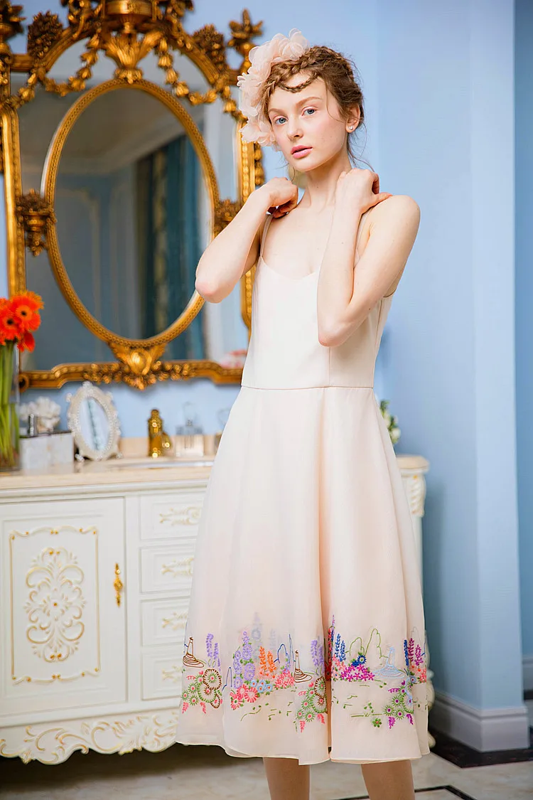 LYNETTE'S CHINOISERIE Spring summer newl rustic beige embroidered double layer organza spaghetti strap one-piece dress
LYNETTE'S CHINOISERIE Spring summer newl rustic beige embroidered double layer organza spaghetti strap one-piece dress