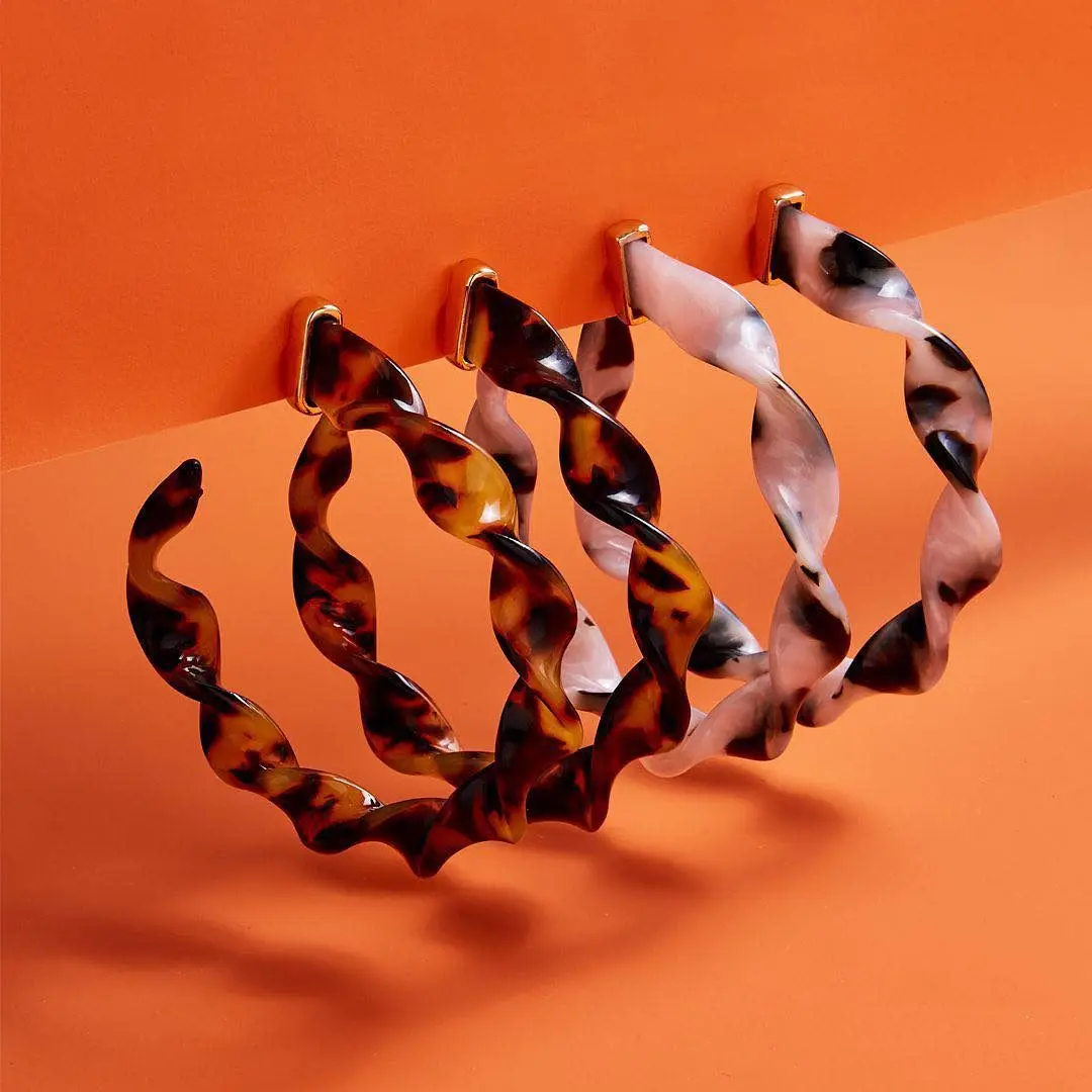 Fashion Clear Acrylic Twisted Earring for Women Transparent Resin Big Circle Geometric Statement Hoop Earring BA Jewelry 2019
Fashion Clear Acrylic Twisted Earring for Women Transparent Resin Big Circle Geometric Statement Hoop Earring BA Jewelry 2019