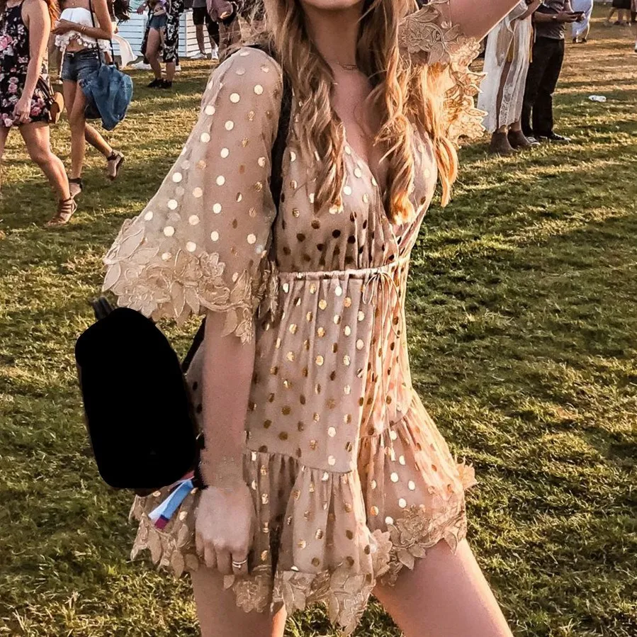 Sexy Transparent Lace Gold Sequin Mini Dress Women V-Neck Short Sleeve Beach A-Line Dress Spring Holiday Holiday Dresses
Sexy Transparent Lace Gold Sequin Mini Dress Women V-Neck Short Sleeve Beach A-Line Dress Spring Holiday Holiday Dresses