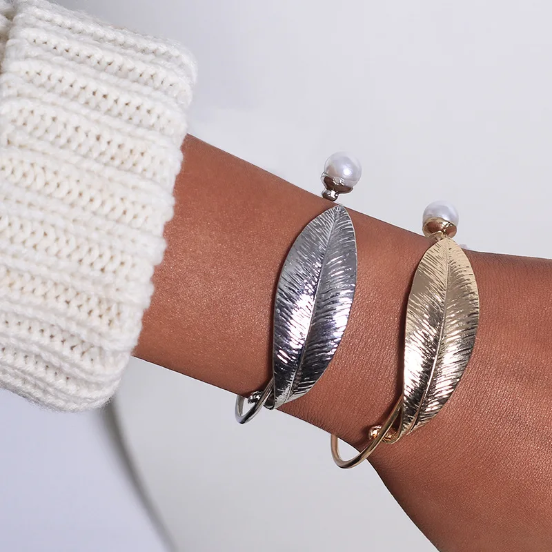 New Contracted Alloy Bracelet Pearl Leaves Girl Fashion Jewelry Alloy Round Pendant Chain & Link Bracelets Bangle for Women Gift
New Contracted Alloy Bracelet Pearl Leaves Girl Fashion Jewelry Alloy Round Pendant Chain & Link Bracelets Bangle for Women Gift