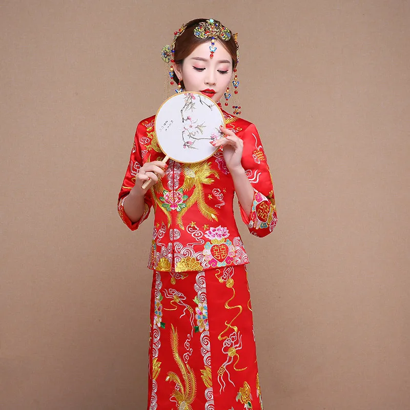 High Quality Gorgeous Vintage Cheongsam Qipao Grosgrain Traditional Chinese Wedding Dress Red Chinese Canton Embroidery Design
High Quality Gorgeous Vintage Cheongsam Qipao Grosgrain Traditional Chinese Wedding Dress Red Chinese Canton Embroidery Design