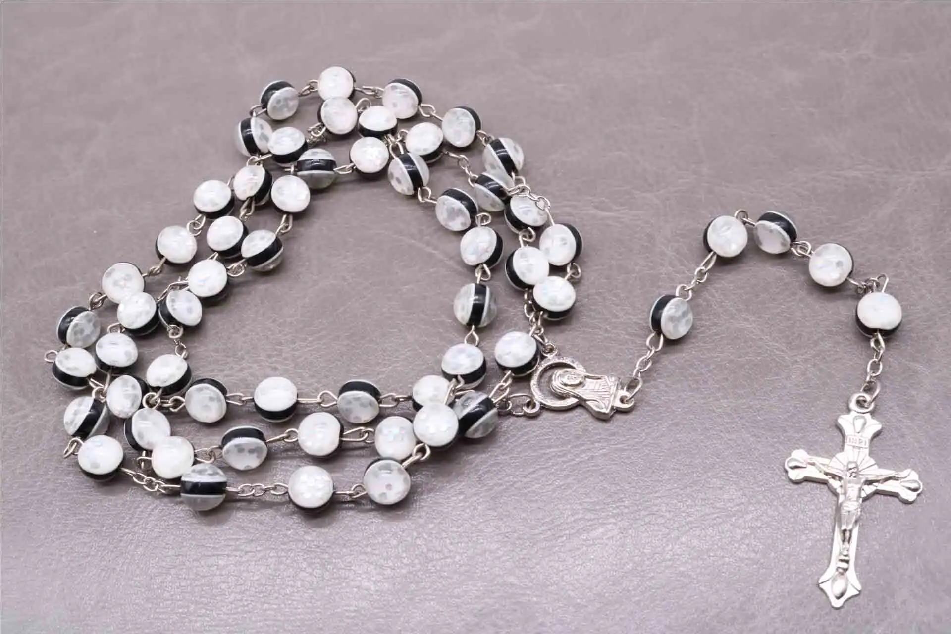 8mm Religious Fashion Water Wafer Beads Catholic Rosary Colorful Quality Beads Cross Necklace Silver Plated Free Shipping
8mm Religious Fashion Water Wafer Beads Catholic Rosary Colorful Quality Beads Cross Necklace Silver Plated Free Shipping