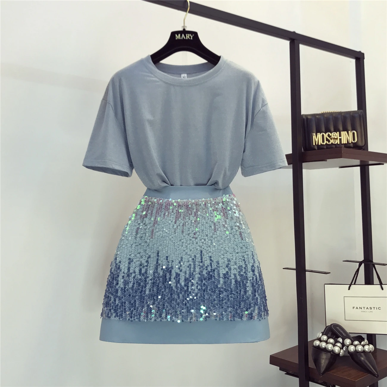 2019 New Summer Women's Sets Soldi Color Short Sleeve T-shirts + Gradient Sequins Short A-ine Skirts Students Suits Girlfriends
2019 New Summer Women's Sets Soldi Color Short Sleeve T-shirts + Gradient Sequins Short A-ine Skirts Students Suits Girlfriends