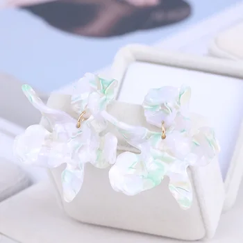 European and American jewelry wholesale exaggerated temperament white resin flower atmosphere fashion earrings earrings
European and American jewelry wholesale exaggerated temperament white resin flower atmosphere fashion earrings earrings