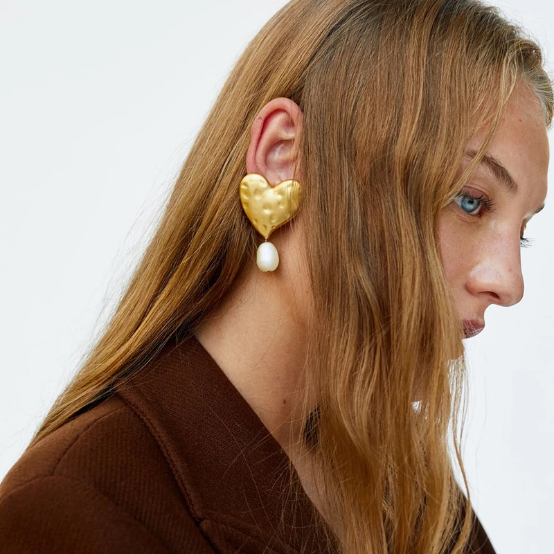 Fashion Design Love Heart Matte Metal Gold Pendant Drop Earrings With Pearl For Women Girl Vintage Jewelry Gift brinco oorbellen
Fashion Design Love Heart Matte Metal Gold Pendant Drop Earrings With Pearl For Women Girl Vintage Jewelry Gift brinco oorbellen