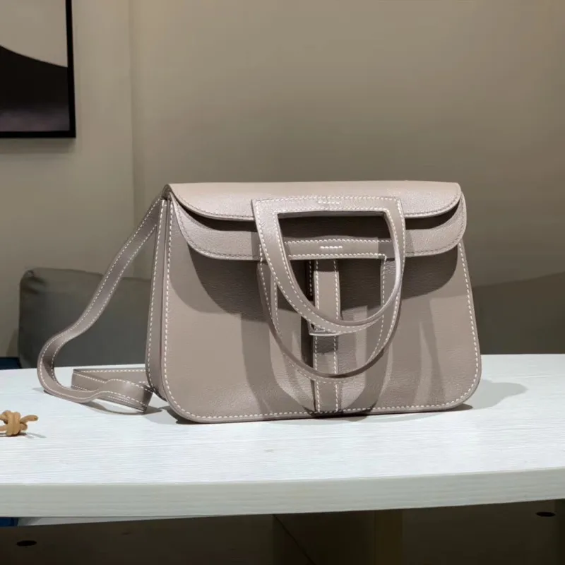 20190504001 2019 genuine leather luxury handbags women bag runway desigin female Europe brand top quality free shipping of dhl
20190504001 2019 genuine leather luxury handbags women bag runway desigin female Europe brand top quality free shipping of dhl