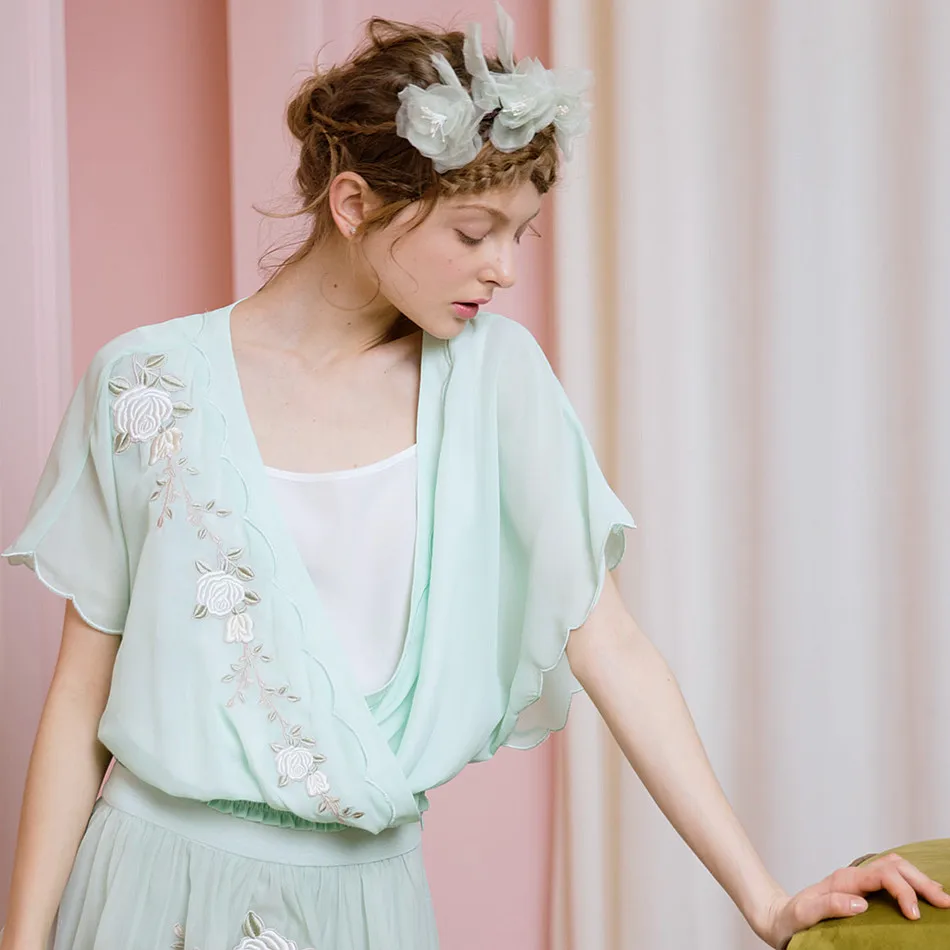 LYNETTE'S CHINOISERIE Spring summer goldenbarr water green white rose embroidery V-neck hanfu slim waist batwing sleeve shirt
LYNETTE'S CHINOISERIE Spring summer goldenbarr water green white rose embroidery V-neck hanfu slim waist batwing sleeve shirt
