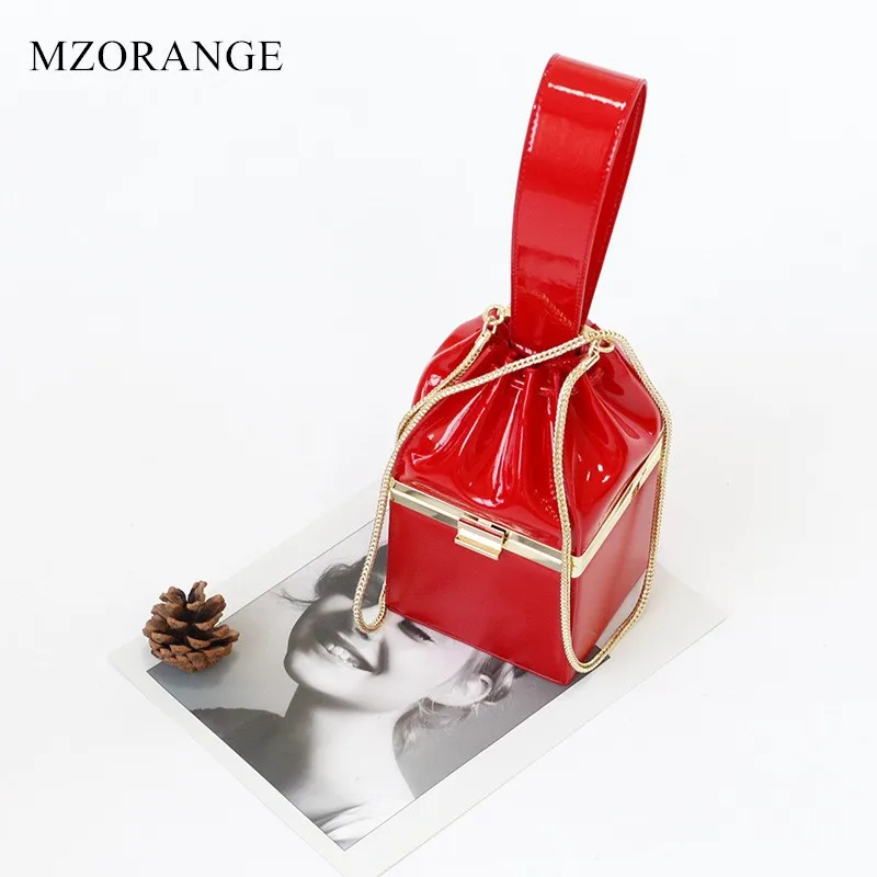 2018 New Vintage Genuine leather Women's Handbag Fashion Patent leather Small box design Tote Bucket Bag Chain Messenger Bags 
2018 New Vintage Genuine leather Women's Handbag Fashion Patent leather Small box design Tote Bucket Bag Chain Messenger Bags