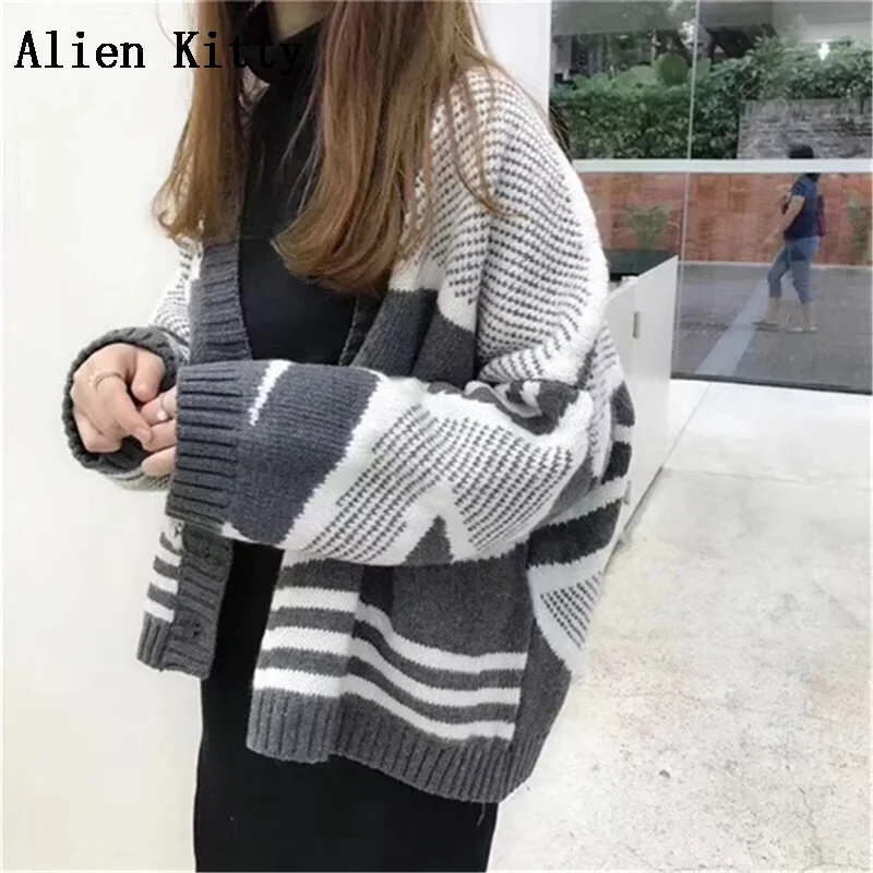 Alien Kitty Autumn New Geometric Sweater Women Single Breasted V-Neck Knitted Cardigan Casual Hit Color Loose Sweater Female Top
Alien Kitty Autumn New Geometric Sweater Women Single Breasted V-Neck Knitted Cardigan Casual Hit Color Loose Sweater Female Top