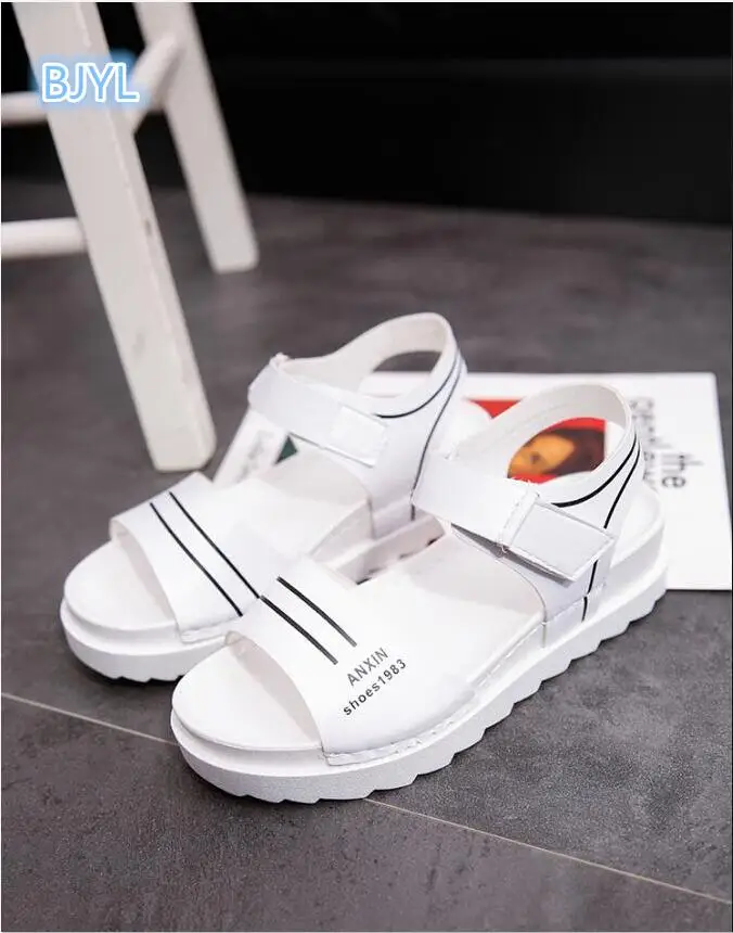 BJYL 2018 Summer new flat bottom low heel thick bottom female sandals 100 catch non-skid female shoe students
BJYL 2018 Summer new flat bottom low heel thick bottom female sandals 100 catch non-skid female shoe students