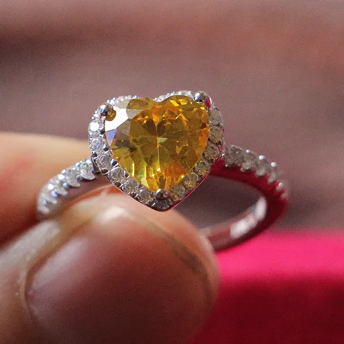 Кольцо женское белое золото 18 карат AU750 с желтым бриллиантом в форме сердца 2