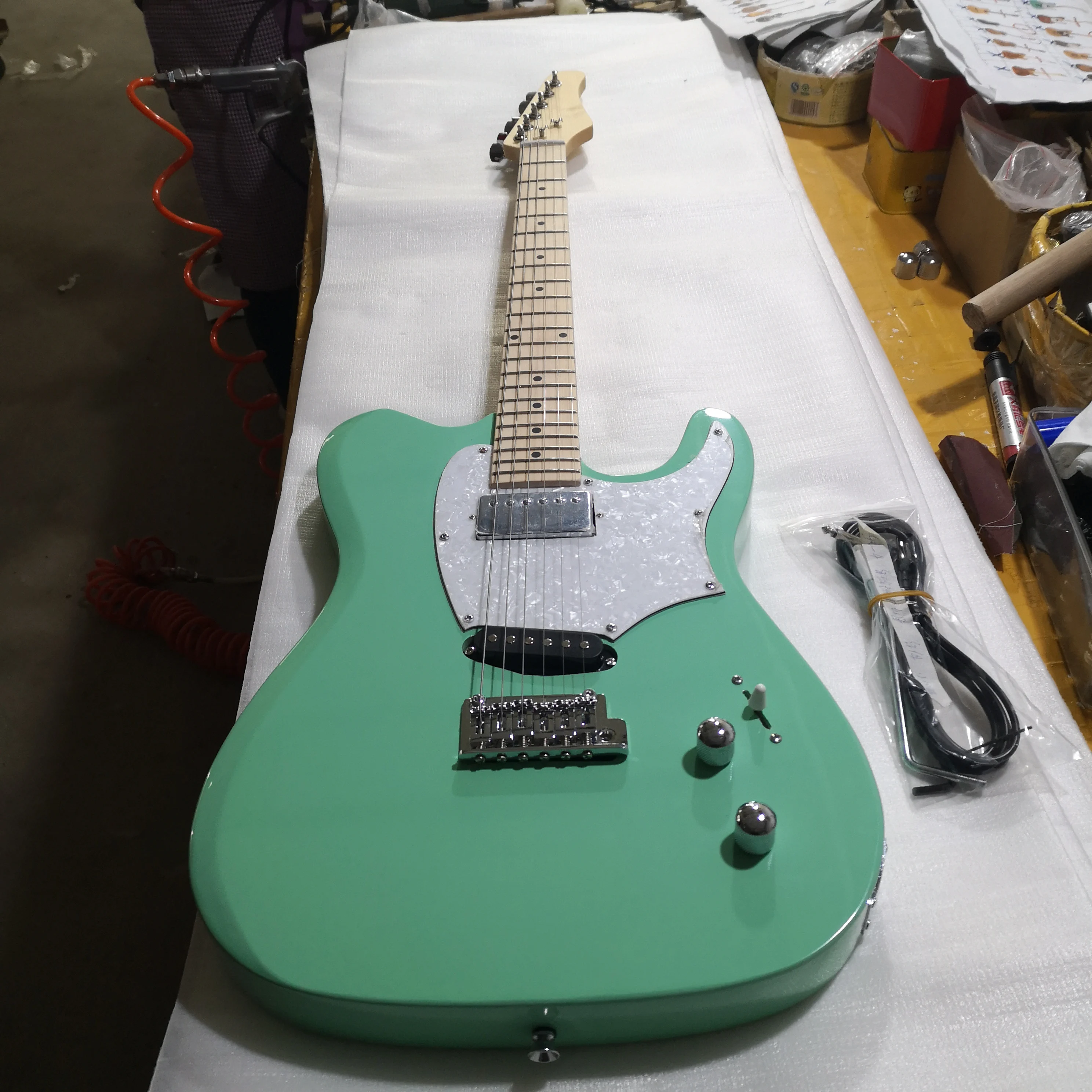 Top Quality GYHP-004 new style light green color white plate mapke fretboard Electric Guitar, Free shipping!
Top Quality GYHP-004 new style light green color white plate mapke fretboard Electric Guitar, Free shipping!
