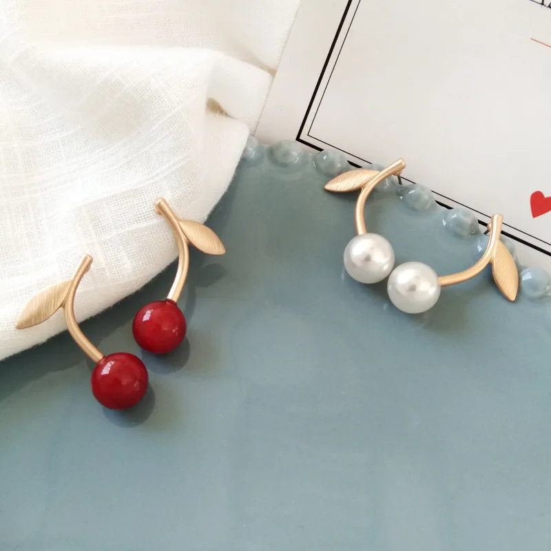 Korean Cute Big White Imitation Pearls Gold Color Leaf Earrings Sweet Red Round Beads Cherry Drop Earrings For Women Girls
Korean Cute Big White Imitation Pearls Gold Color Leaf Earrings Sweet Red Round Beads Cherry Drop Earrings For Women Girls