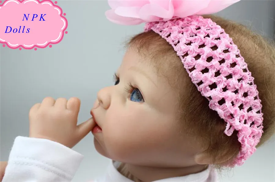 55cm NPK Simulation Soft Silicone Reborn Baby Doll Handmade Cotton Clothes Girl Dolls With Baby's Bottle Brinquedos For Child
55cm NPK Simulation Soft Silicone Reborn Baby Doll Handmade Cotton Clothes Girl Dolls With Baby's Bottle Brinquedos For Child