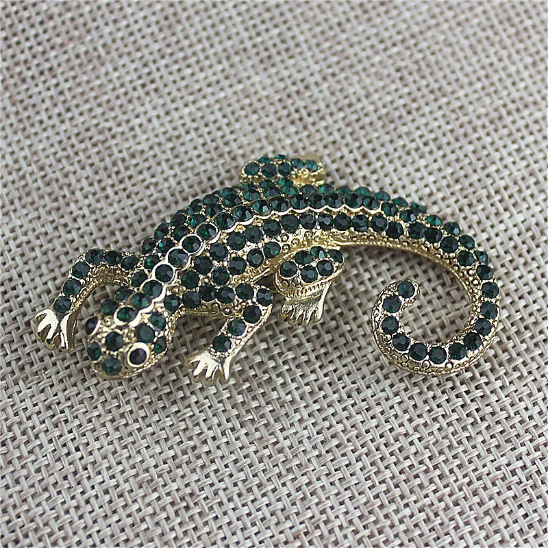 The new fashion gorgeous female dress wholesale girls birthday party beautiful lifelike animal brooch needle gift free sets
The new fashion gorgeous female dress wholesale girls birthday party beautiful lifelike animal brooch needle gift free sets