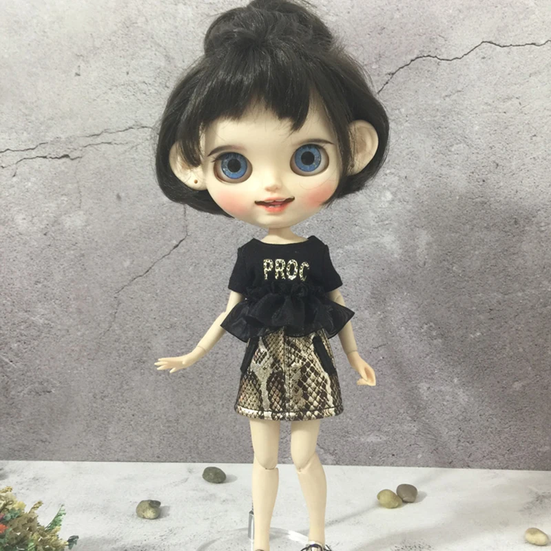 New 2pcs/set 1/6 Doll Clothing black T-shirt+Skirt for Barbies azone ob24 blyth pant 30cm for doll accessories Clothes for dolls
New 2pcs/set 1/6 Doll Clothing black T-shirt+Skirt for Barbies azone ob24 blyth pant 30cm for doll accessories Clothes for dolls
