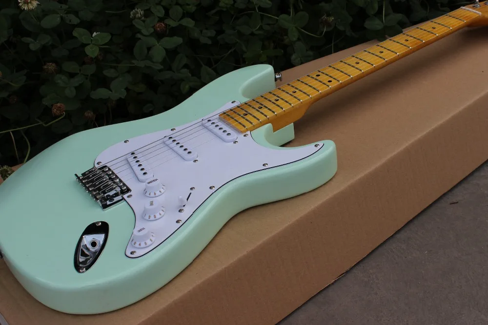 New style,electric guitar,handwork 6 Strings Maple fingerboard guitarra,high quality pickups.real photos
New style,electric guitar,handwork 6 Strings Maple fingerboard guitarra,high quality pickups.real photos