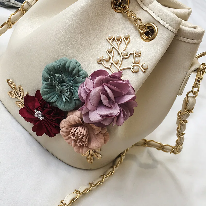 Handmade Flowers Bucket Bags Mini Shoulder Bags With Chain Drawstring Small Cross Body Bags Pearl Bags Leaves Decals
Handmade Flowers Bucket Bags Mini Shoulder Bags With Chain Drawstring Small Cross Body Bags Pearl Bags Leaves Decals