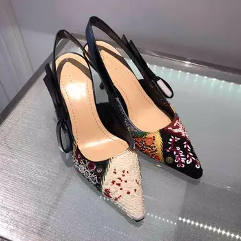 Ethnic Embroidery Women Pumps Retro Bohemina Fashion Shoes 2019 New Spring Pointed Toe Buckle Ladies High Heels 9.5 cm 6.5cm
Ethnic Embroidery Women Pumps Retro Bohemina Fashion Shoes 2019 New Spring Pointed Toe Buckle Ladies High Heels 9.5 cm 6.5cm
