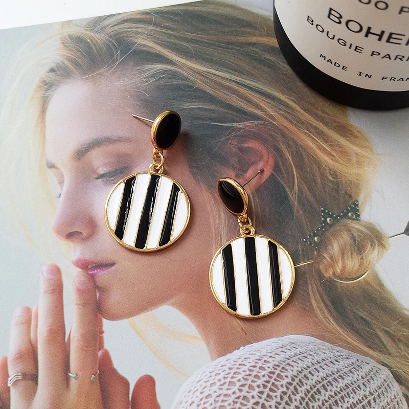 2019 New Fashion Classic black white Stripes Earring simple Round Statement Drop Earrings For Women ear Jewelry Brincos
2019 New Fashion Classic black white Stripes Earring simple Round Statement Drop Earrings For Women ear Jewelry Brincos