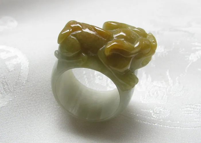 A cargo of natural jade bean seeds yellow emerold pull that ring the old crater Burma jade with certificate
A cargo of natural jade bean seeds yellow emerold pull that ring the old crater Burma jade with certificate