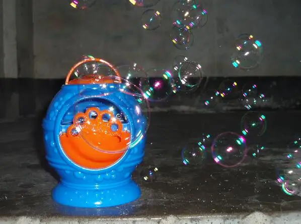 Electronic automatic bubble machine, blue plastic bubble blowing soap bubbles baby toys
Electronic automatic bubble machine, blue plastic bubble blowing soap bubbles baby toys