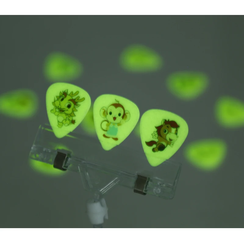 100pcs Custom cool Glowing electric/bass Guitar Picks plectrum Can Print any design special guitar accessories
100pcs Custom cool Glowing electric/bass Guitar Picks plectrum Can Print any design special guitar accessories