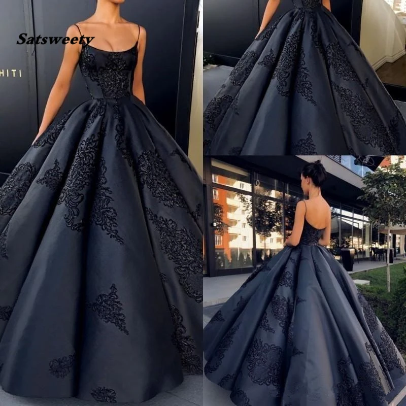 2019 Black Spaghetti Straps Satin Ball Gown Evening Dresses Sleeveless Lace Appliques Backless Prom Gowns Plus Size Dresses
2019 Black Spaghetti Straps Satin Ball Gown Evening Dresses Sleeveless Lace Appliques Backless Prom Gowns Plus Size Dresses