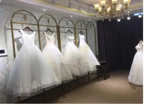 Tieyi wedding dress rack high-grade dress cheongsam display rack hanging wedding rack landing clothing store dedicated clothing
Tieyi wedding dress rack high-grade dress cheongsam display rack hanging wedding rack landing clothing store dedicated clothing