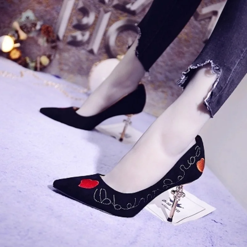 2018 spring and autumn new pointed female Korean version of the wild fashion embroidery stiletto shallow mouth shoes.
2018 spring and autumn new pointed female Korean version of the wild fashion embroidery stiletto shallow mouth shoes.