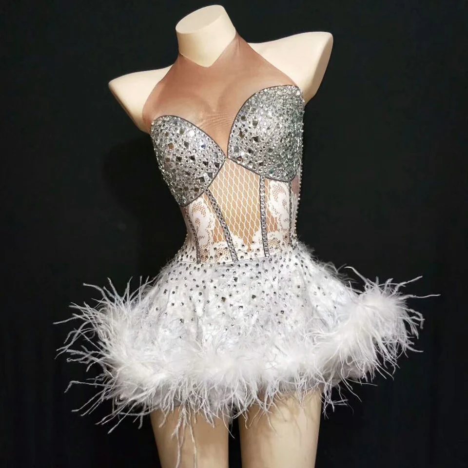 Glisten Slilver Crystal White Feather Dress Women Birthday Celebrate Mine Dress Nightclub Party Singer Costume Dance Show Wear
Glisten Slilver Crystal White Feather Dress Women Birthday Celebrate Mine Dress Nightclub Party Singer Costume Dance Show Wear