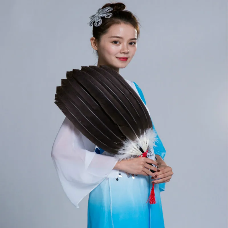 Chinese Style Ancient Feather Hand Fan Goose Peacock Feather Dance Fan Performance Props Abanicos Para Boda Eventail a Main
Chinese Style Ancient Feather Hand Fan Goose Peacock Feather Dance Fan Performance Props Abanicos Para Boda Eventail a Main
