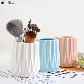 Geometric Stereoscopic Ceramic Makeup Brush Cosmetic Storage Box Desktop Makeup Brush Pen Storage Holder Home Office Organizer
Geometric Stereoscopic Ceramic Makeup Brush Cosmetic Storage Box Desktop Makeup Brush Pen Storage Holder Home Office Organizer