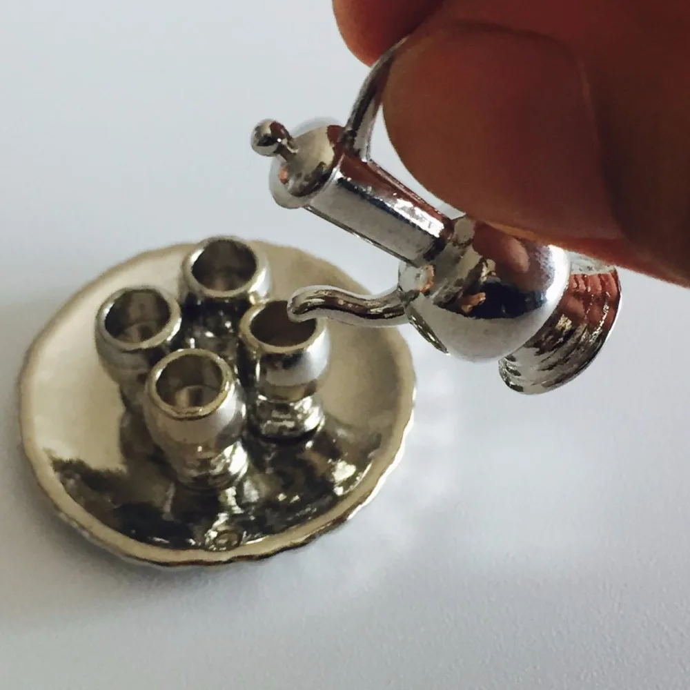 Dollhouse Miniatures 1:12 Mini Metal Classic Tea Pot cups Plates Sets Play Furniture Toys for Doll house Kitchen Accessory
Dollhouse Miniatures 1:12 Mini Metal Classic Tea Pot cups Plates Sets Play Furniture Toys for Doll house Kitchen Accessory