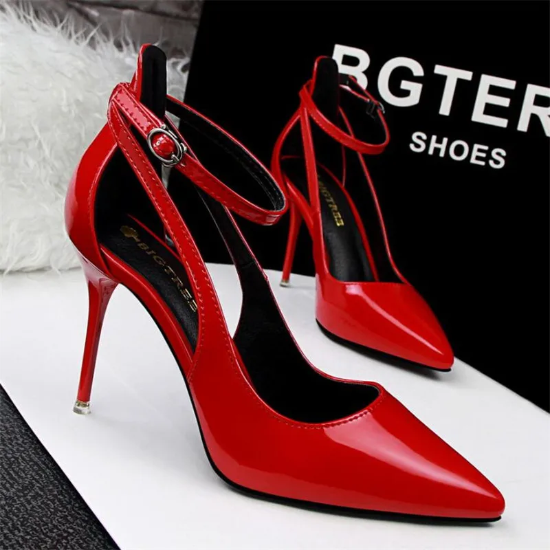 Fashion simple women's shoes high heel stiletto high heel shallow mouth pointed word with hollow single shoes women's high heels
Fashion simple women's shoes high heel stiletto high heel shallow mouth pointed word with hollow single shoes women's high heels