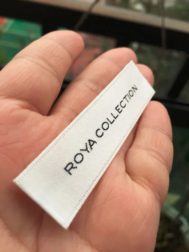 High quality customized satin fabric garment /woven/printed clothing label/embroidered tag end fold 1000pcs UPH39
High quality customized satin fabric garment /woven/printed clothing label/embroidered tag end fold 1000pcs UPH39
