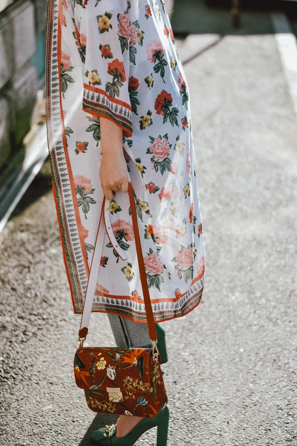 Floral-kimono-two-tone-boyfriend-jeans-green-gucci-pumps-floral-coral-bag-clear-lens-glasses-andreea-birsan-couturezilla-cute-summer-outfit-9
