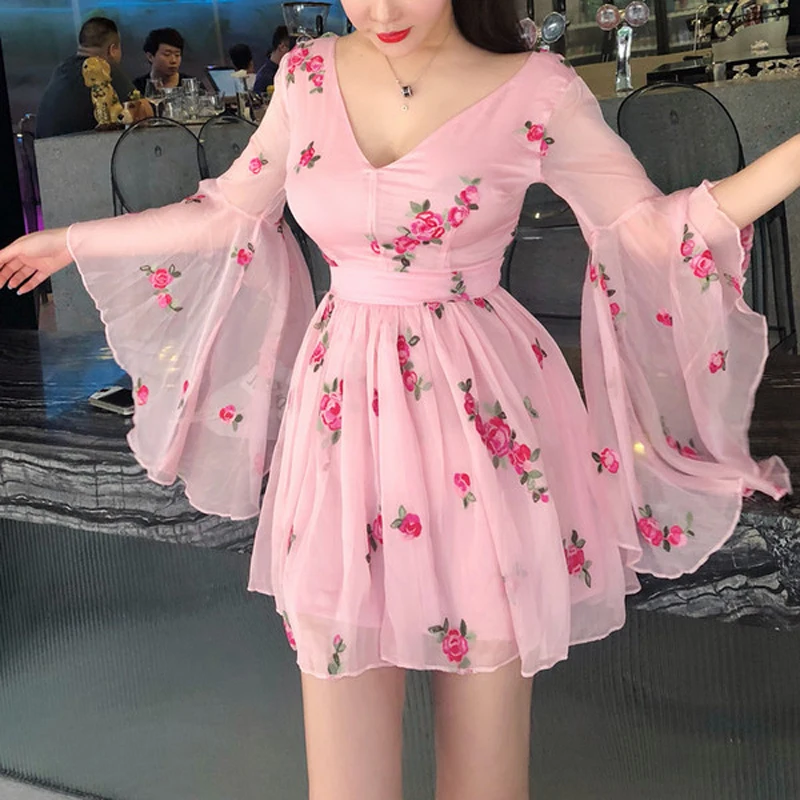 2019 New Summer Vintage Bandage Flowers Embroidery Dress Women Pink Long Flare Sleeve V-Neck Dress Vintage Sexy Party Dresses
2019 New Summer Vintage Bandage Flowers Embroidery Dress Women Pink Long Flare Sleeve V-Neck Dress Vintage Sexy Party Dresses