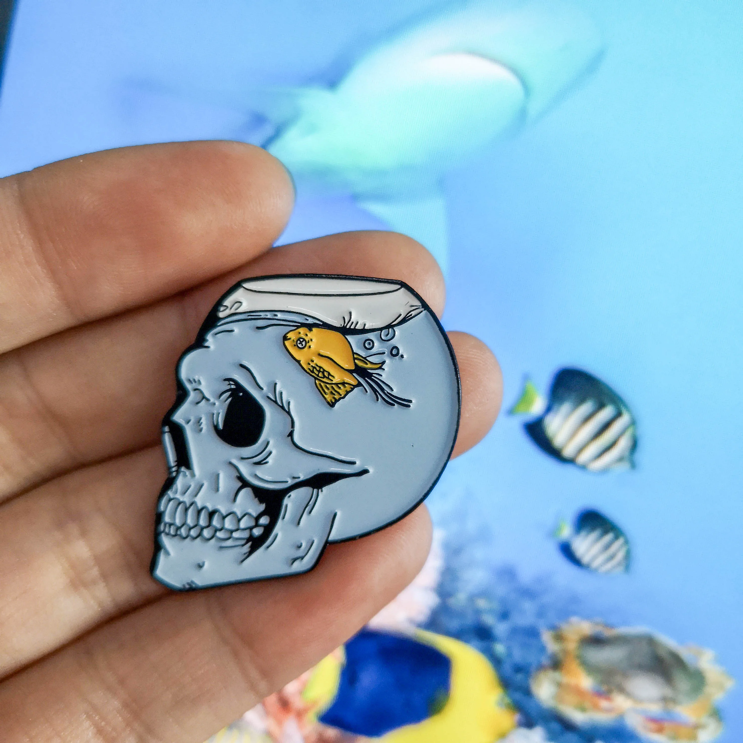 Blue Skeleton Fish Tank Enamel Pin Brooch Brain with Goldfish Water Skull Pin Funny Creative Badge For Bag Clothes Jewelry Gift
Blue Skeleton Fish Tank Enamel Pin Brooch Brain with Goldfish Water Skull Pin Funny Creative Badge For Bag Clothes Jewelry Gift