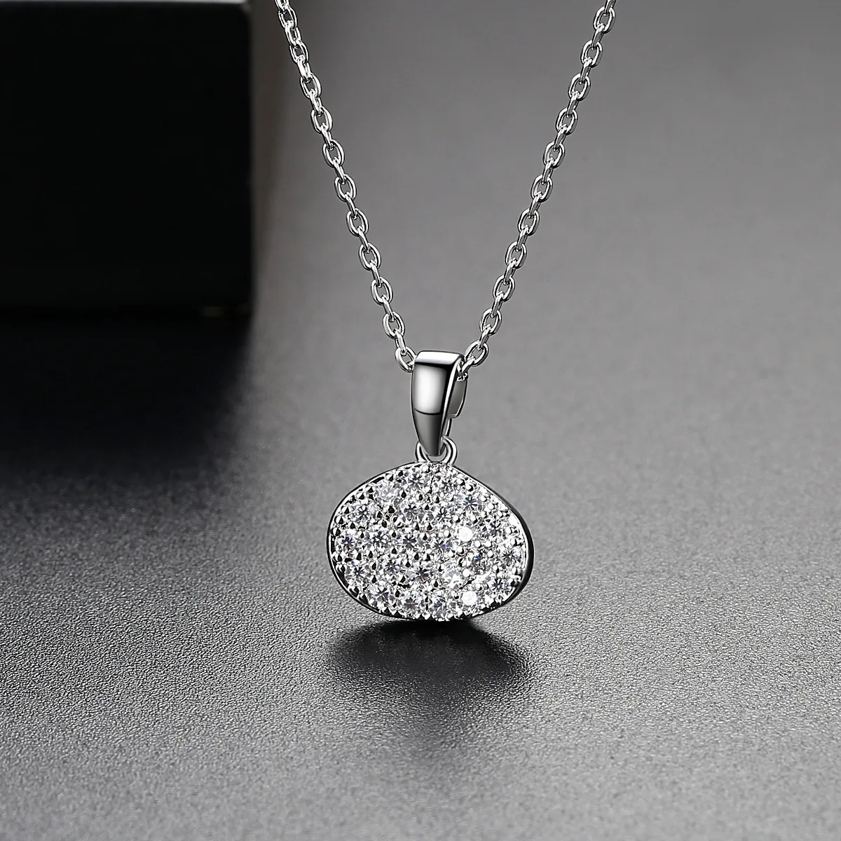 Fashion Chain Necklace Oval Pendant with Small CZ Crystal Stone Paved for Women Girls Party Cubic Zirconia Collares Jewelry 2019
Fashion Chain Necklace Oval Pendant with Small CZ Crystal Stone Paved for Women Girls Party Cubic Zirconia Collares Jewelry 2019