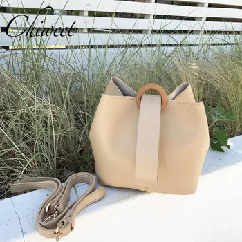 2019 Brand Bucket Composite Bag Wood Ring Tote Bag Designer Handbags Women Shoulder Bags Female Retro PU Leather Messenger Bags
2019 Brand Bucket Composite Bag Wood Ring Tote Bag Designer Handbags Women Shoulder Bags Female Retro PU Leather Messenger Bags