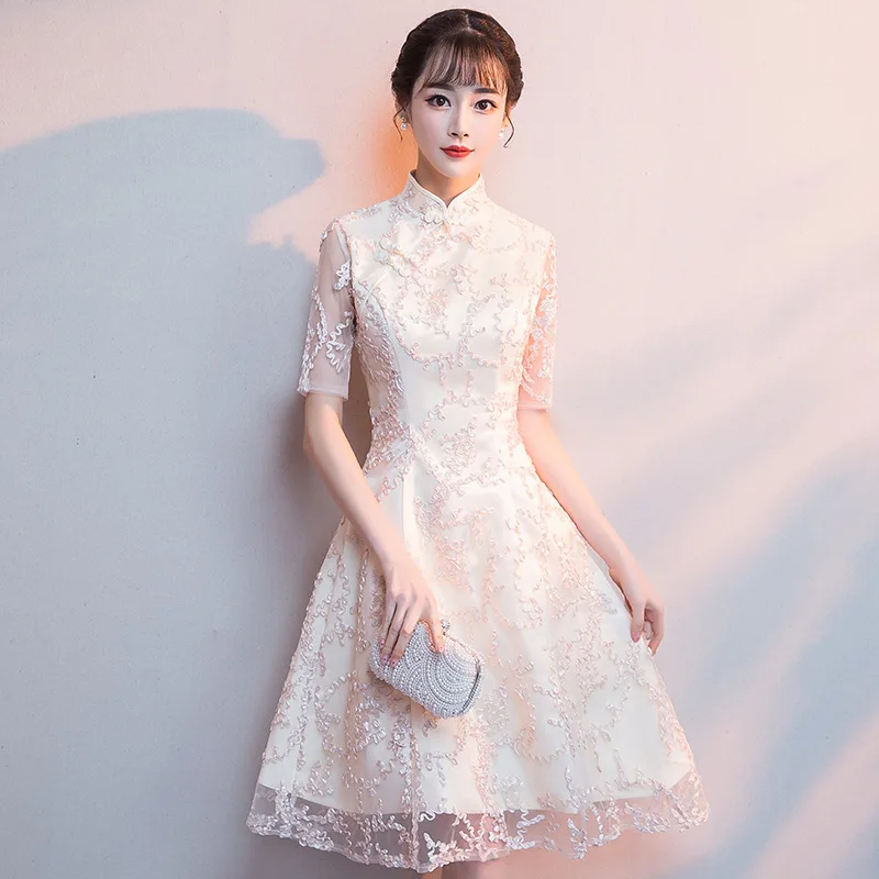 Champagne Lace Traditional Chinese Dress Qipao Ladies Evening Dresses Vintage Cheongsam Women Bride Short Cheongsam Modern Dress
Champagne Lace Traditional Chinese Dress Qipao Ladies Evening Dresses Vintage Cheongsam Women Bride Short Cheongsam Modern Dress