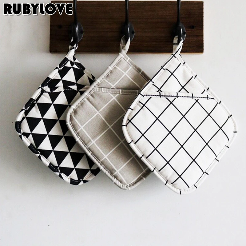 Simple Black White Cotton Cloth Disc Bowl Geometry Ins Table Pad Mat Layer Thick Zakka Insulation Anti Hot Oven Gloves SBY8055
Simple Black White Cotton Cloth Disc Bowl Geometry Ins Table Pad Mat Layer Thick Zakka Insulation Anti Hot Oven Gloves SBY8055