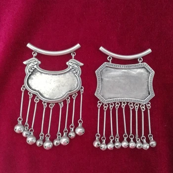 Ethnic style manual Miaoyin silver diy item empty support inlay old embroidered items fall at the end of the Fengfeng lock shape
Ethnic style manual Miaoyin silver diy item empty support inlay old embroidered items fall at the end of the Fengfeng lock shape